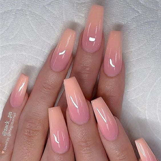 Uñas de color rosa con degradado a color nude y blanco 