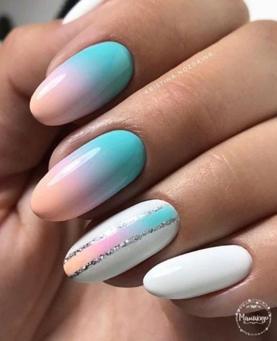 Uñas de color rosa con degradado a blanco azul y color rosa 