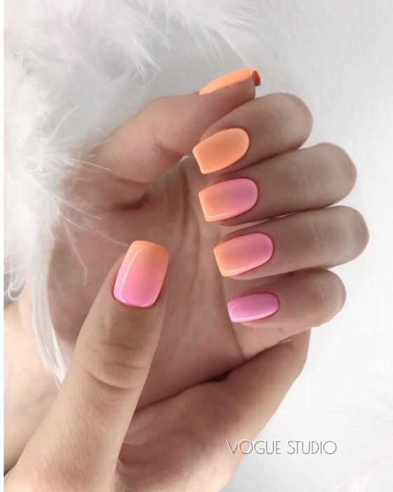 Uñas de color rosa con degradado a blanco y color naranja