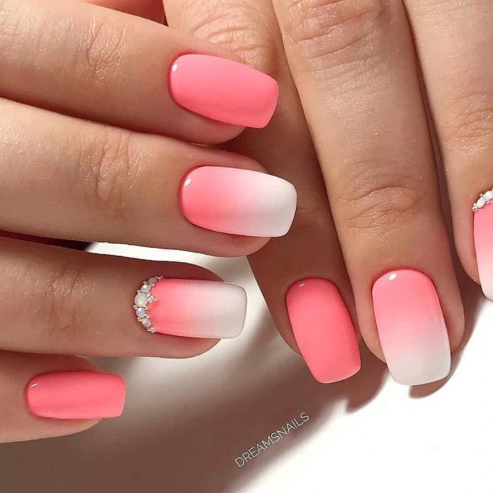 Uñas de color rosa con degradado a blanco 