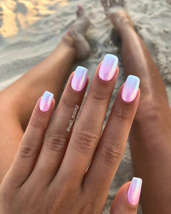 Uñas de color rosa con degradado a blanco con azul 