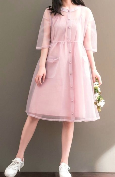 Vestido moderno rosa con gasa encima y de botones