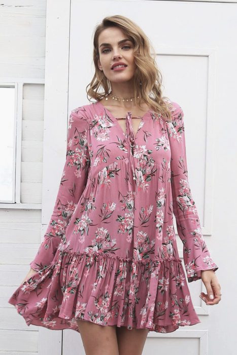 Chica con vestido casual, rosa y floreado