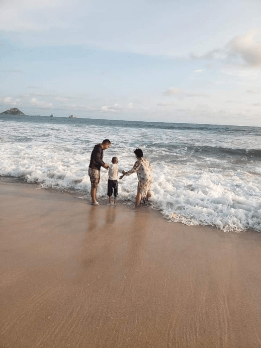 Jonathan junto a sus padres jugando a la orilla del mar en Mazatlan