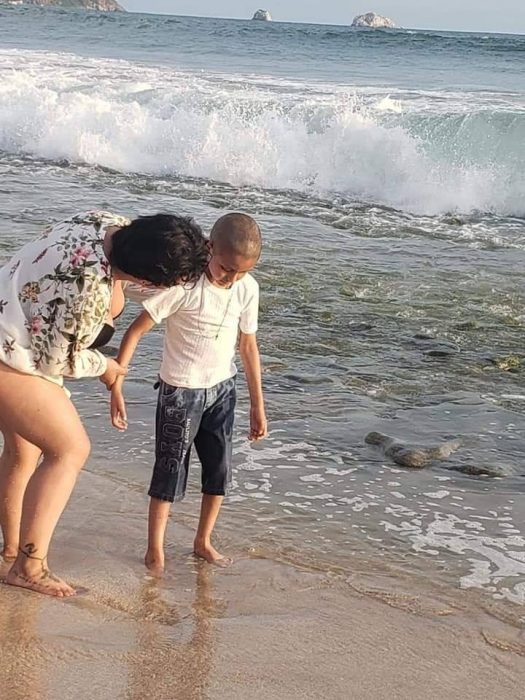 Jonathan junto a su madre en Mazatlán tras volar en Viva Aerobus