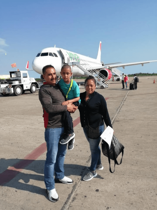 Jonathan junto a sus padres bajando del vuelo de viva aerobus