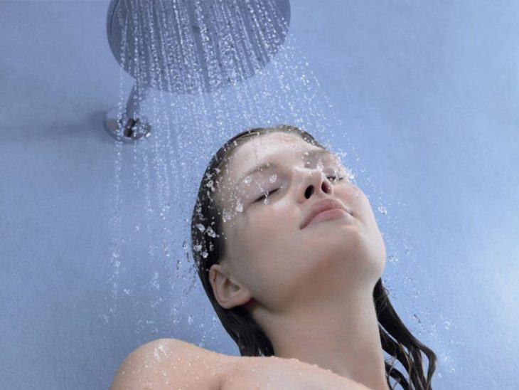 Donna che si risciacqua i capelli