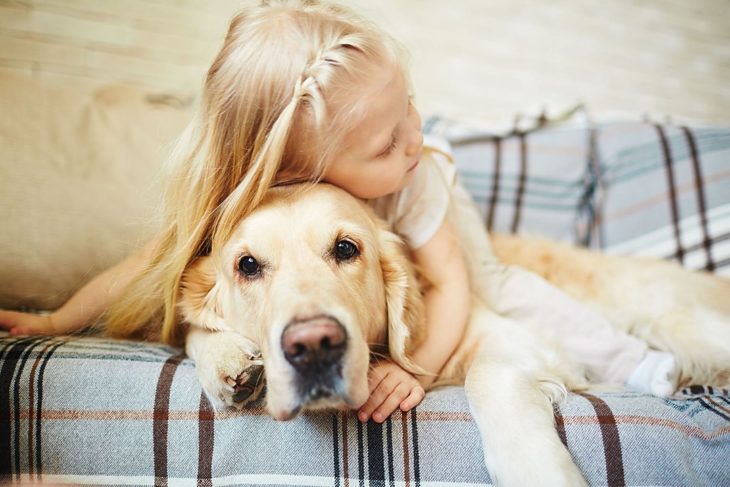 Niña con autismo abrazando a su perro