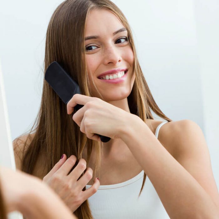 Mujer cepillando su cabello