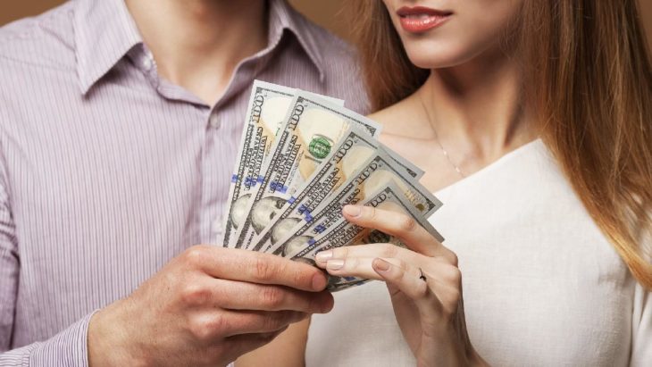 Mujer y hombre sosteniendo dinero