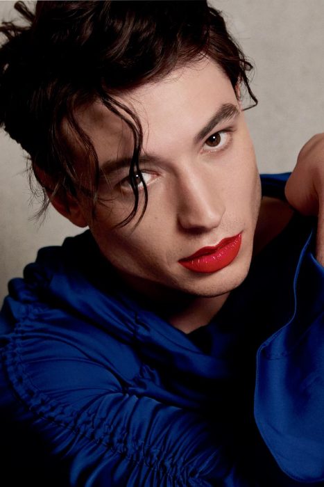 Ezra Miller posando para Urban Decay