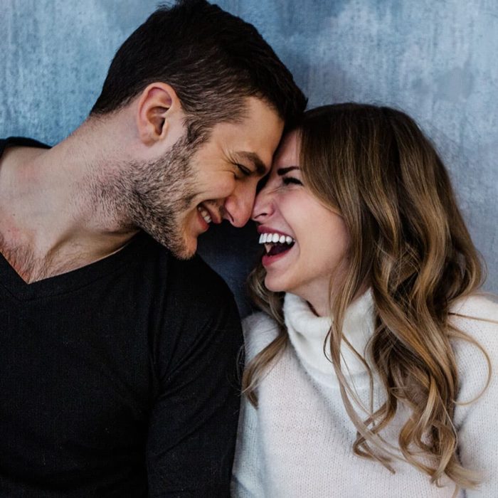 Pareja sonriéndose 