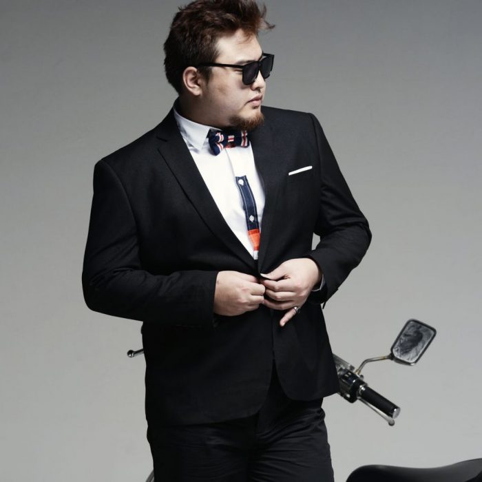 Hombre gordito con traje y lentes