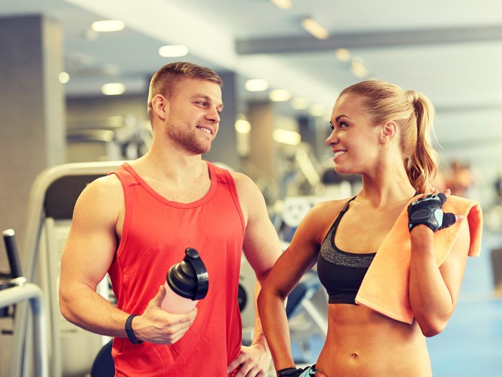 Hombre y mujer en el gimnasio