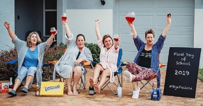Mamás celebran el regreso a clases de sus hijos con divertida sesión de fotos