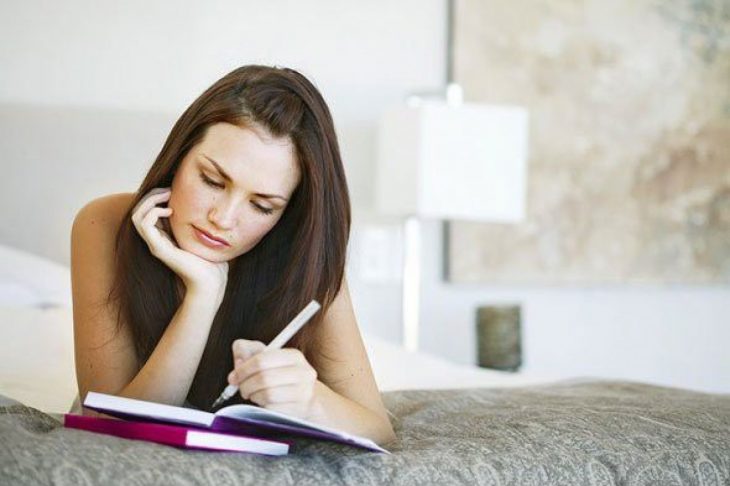 Mujer escribiendo