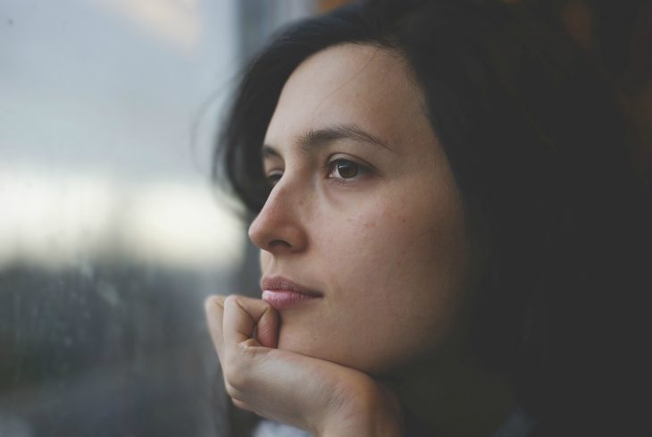 Mujer pensando frente a la ventana