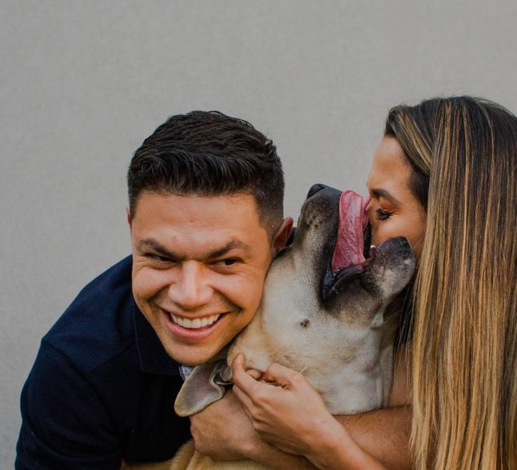 Pareja jugando con su perro en una sesión save the date