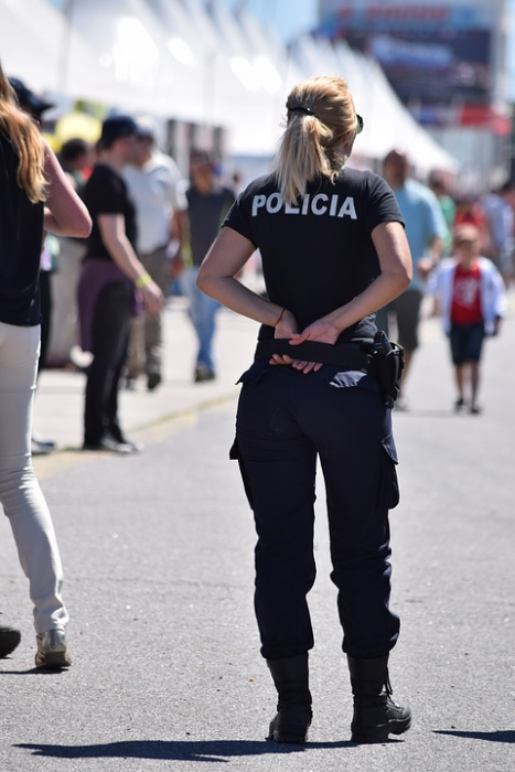 Mujer policía de espaldas