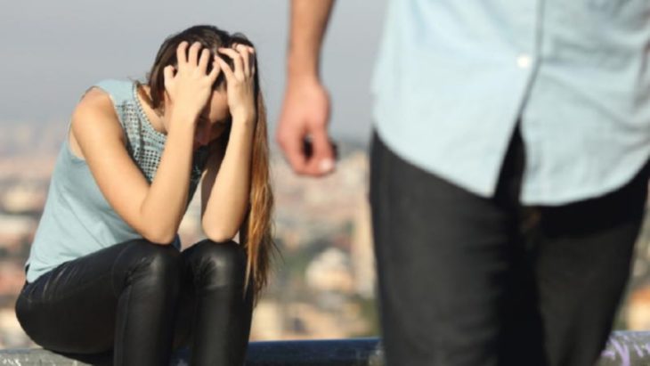 Mujer con las manos en la cabeza con frustración