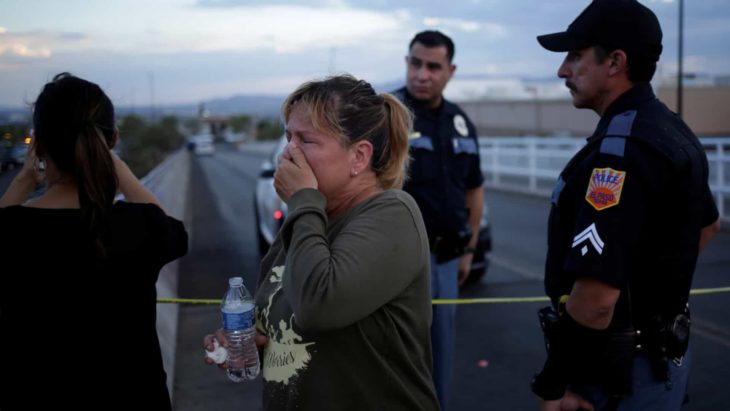 Mujer conmovida por tiroteo en El Paso