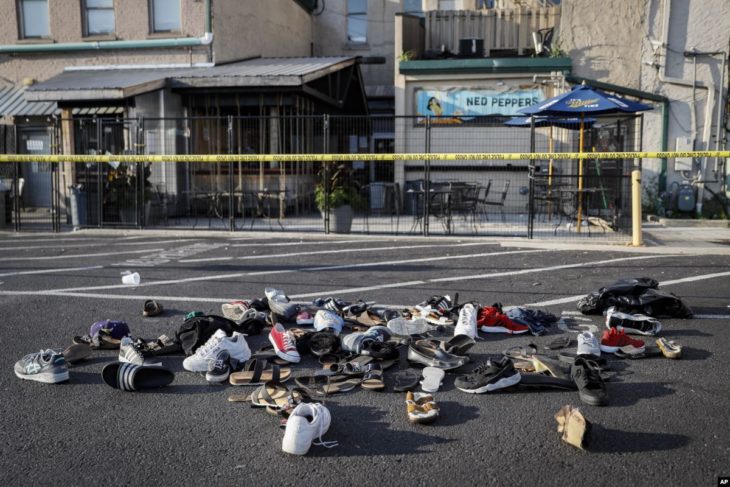 Zapatos apilados a las afueras de la escena del crimen del tiroteo de Dayton