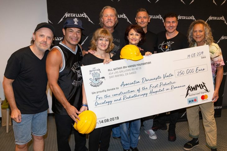 momento en que Metallica entrega el cheque por 250 mil euros a una asociación para la construcción de un hospital en Rumania