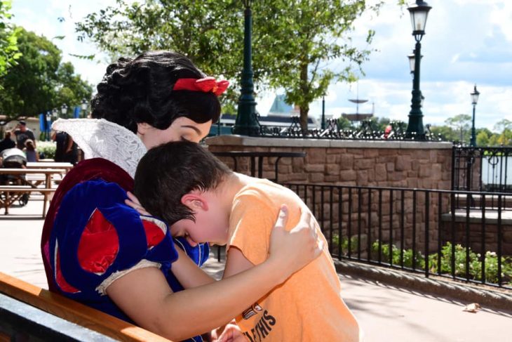 Brody Bergner apoyando su cabeza en el hombro de 'Blancanieves' mientras ella lo calmaba por su crisis