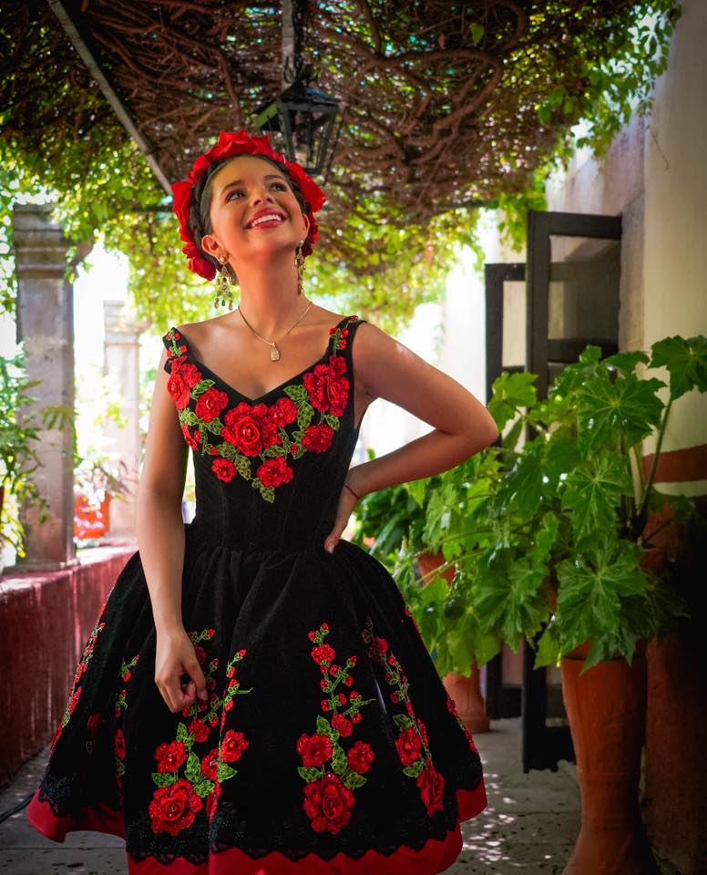 Los 10 vestidos más hermosos que usó Ángela Aguilar