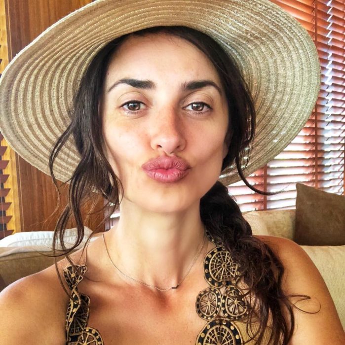 Penélope Cruz con un sombrero y una trenza, envía un beso