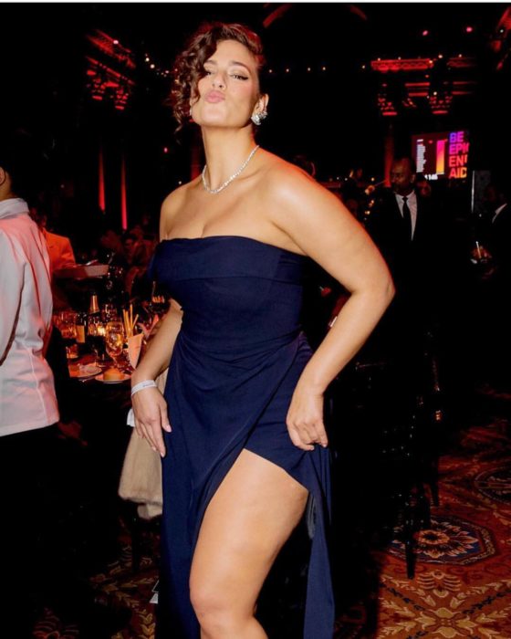 Ashley Graham con un vestido azul muestra su pierna