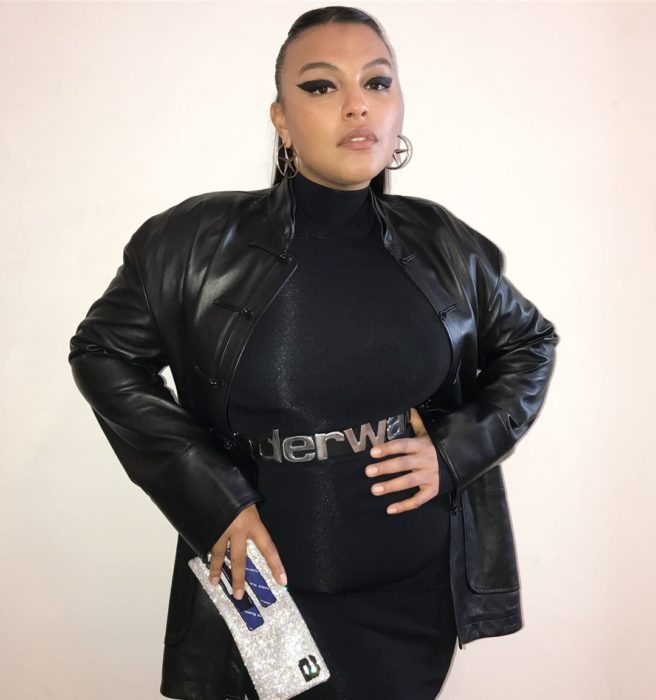 mujer vestida toda de negro con chaqueta de cuero