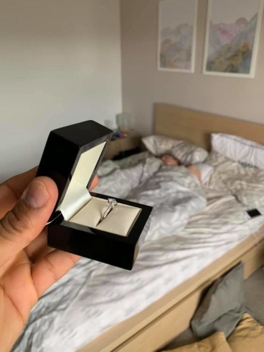 Edi Okoro y anillo de su novia 