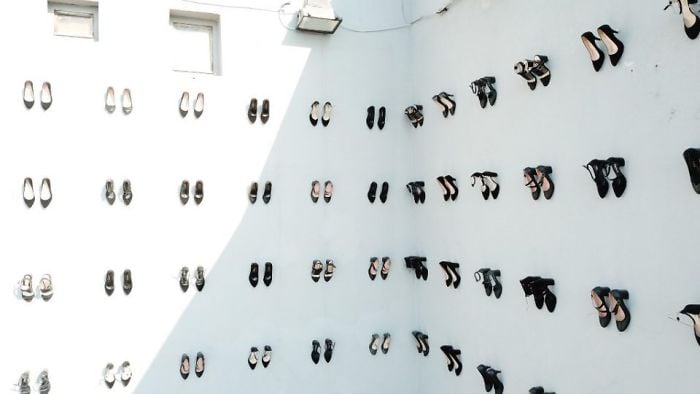 Acercamiento de las zapatillas colocadas en un edificio en Turquía por un artista plástico