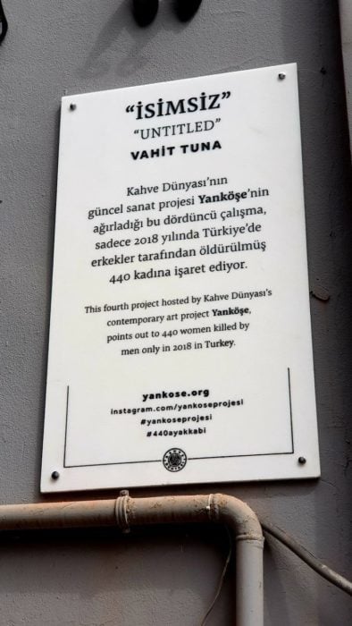Placa que explica los detalles de la exhibición de 440 zapatillas en un edificio de Estambul