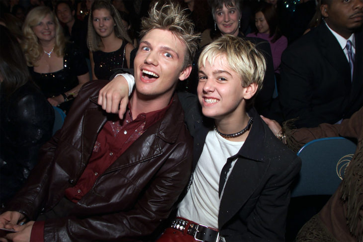 Cantante Aaron Carter en medio de pelea con su hermano mayor Nick Carter, integrante de Backstreet Boys; hermanos abrazados y sonriendo felices