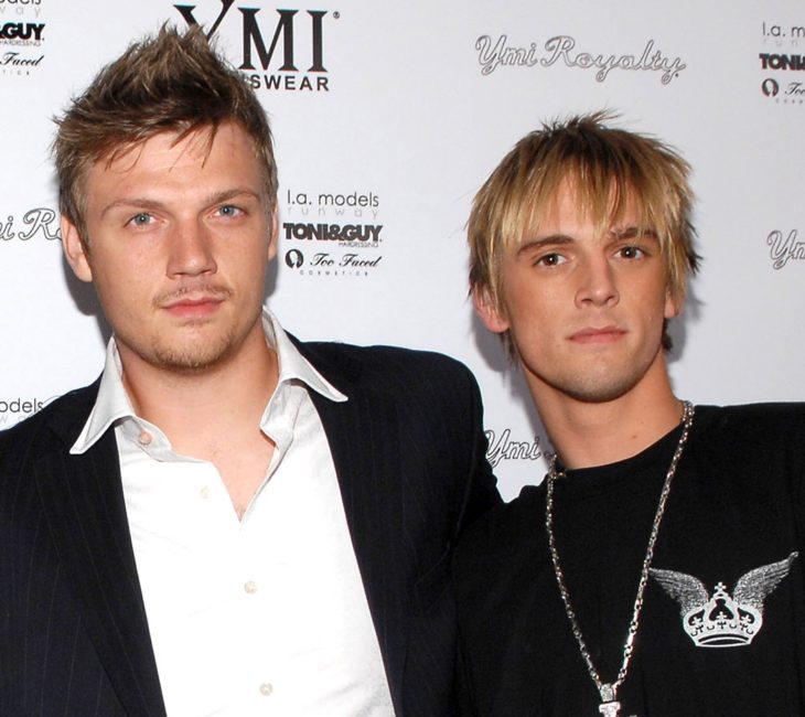 Cantante Aaron Carter en medio de pelea con su hermano mayor Nick Carter, integrante de Backstreet Boys; hermanos posando para fotografía