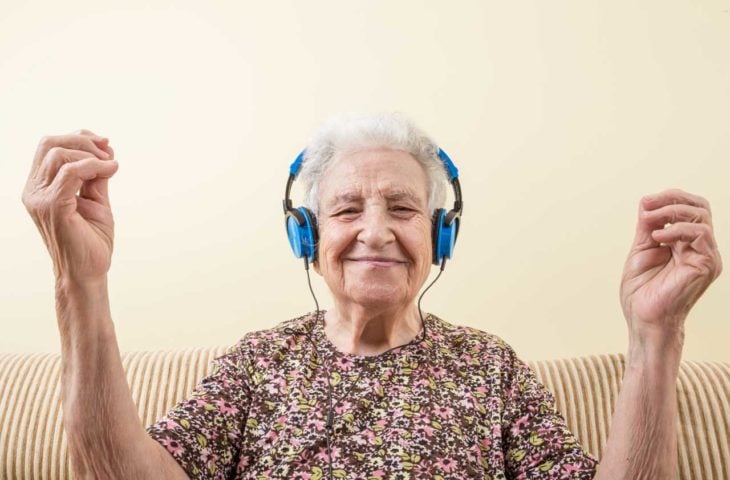 Abuelita escuchando música con audífonos
