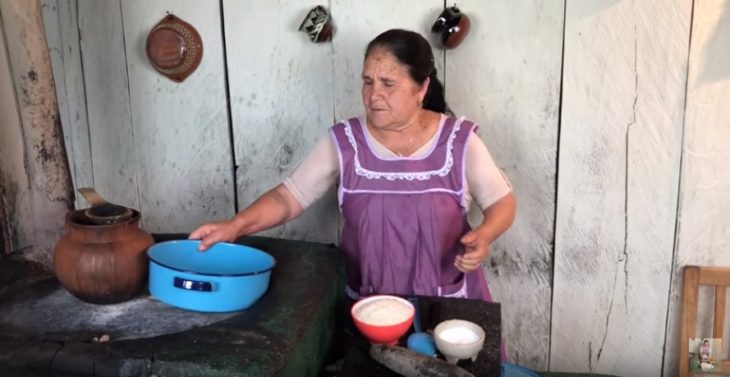 Ángela, la abuelita que comparte a través de su canal de Youtube recetas tradicionales, en su cocina frente al comal 