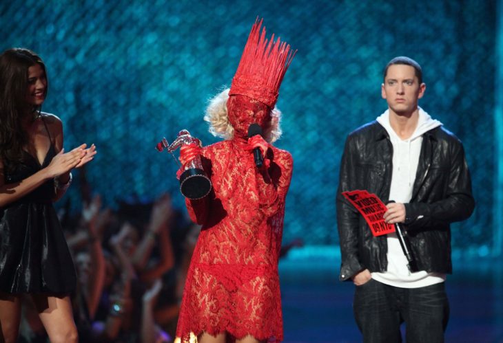 Acontecimientos de la cultura pop que sucedieron en septiembre del 2009; Lady Gaga vestida de rojo, no se le ve la cara, en los MTV Video Music Awards