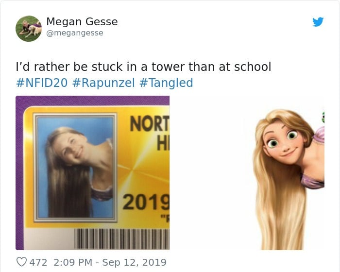 Chica en su foto de credencial escolar disfrazada como Rapunzel, Enredados, Disney