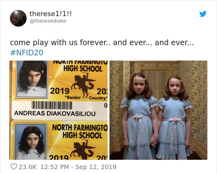 Chicas en su foto de credencial escolar disfrazadas como las gemelas de la película El Resplandor
