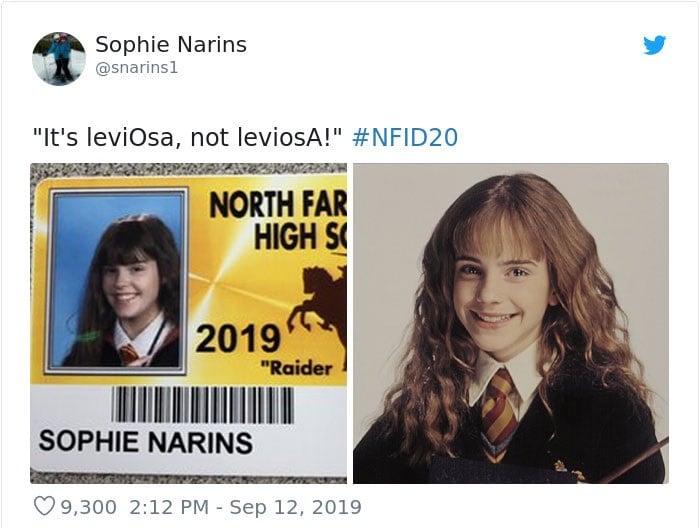 Chica en su foto de credencial escolar disfrazada como Hermione, Harry Potter