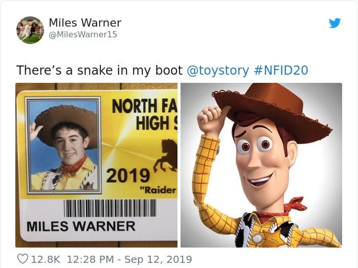 Chico en su foto de credencial escolar disfrazado de Woody, Toy Story