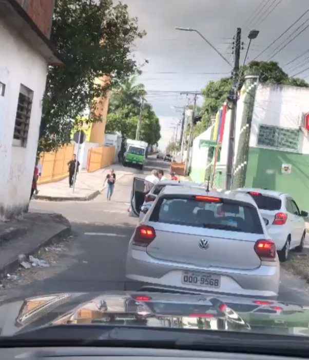 Desde su auto un hombre tomó una foto del momento en que el joven consuela al hombre que lo chocó en Manaos