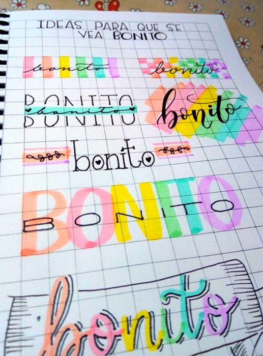 Apuntes bonitos en libretas para estudiar en la escuela; título con letra creativa y colorida