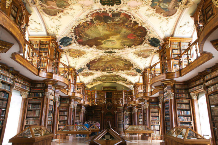 Biblioteca de la Abadía de St. Gallen en St. Hallen, Suiza 