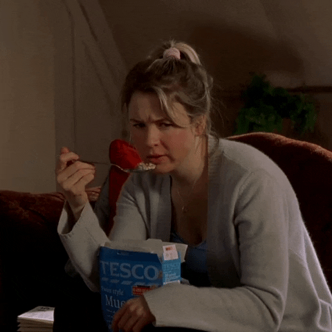 Bridget Jones comiendo directo de una caja de cereal
