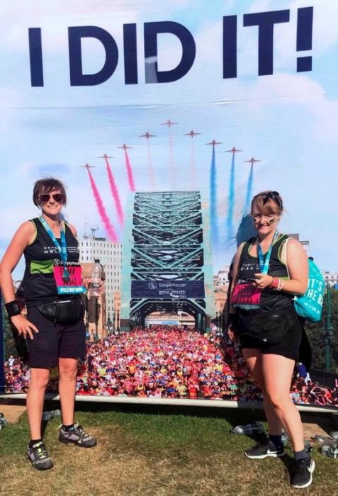 Emma Burrows y la amiga con la que corrió el medio maratón en Inglaterra