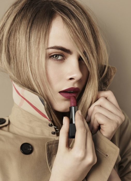 Cara Delevingne con labios color vino